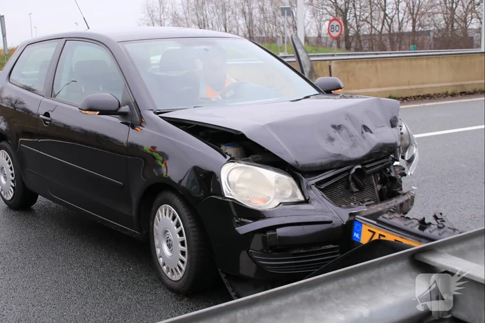 Auto knalt op vangrail in beruchte bocht