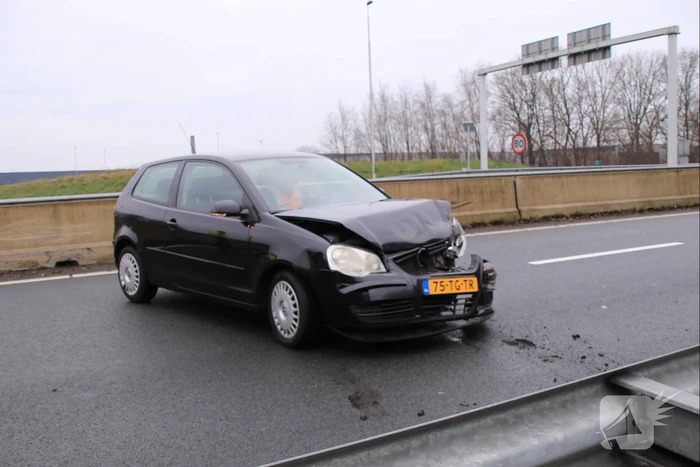 Auto knalt op vangrail in beruchte bocht