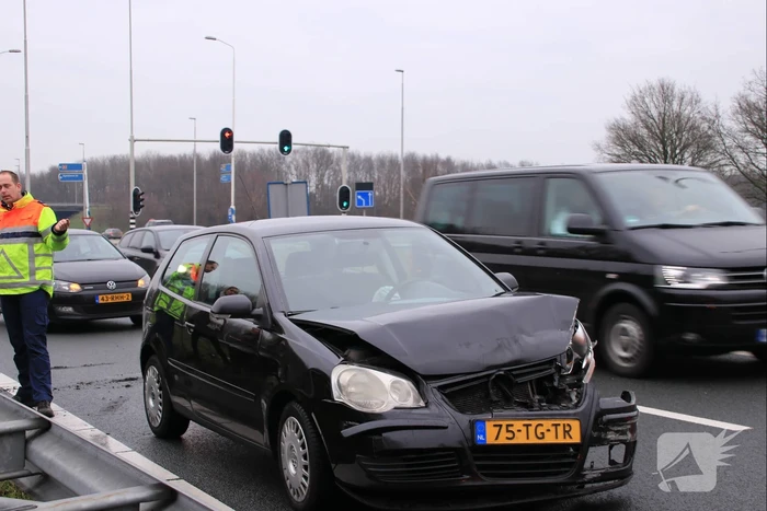 Auto knalt op vangrail in beruchte bocht