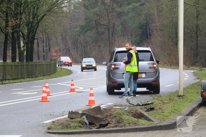 Auto gelanceerd na aanrijding met betonblok