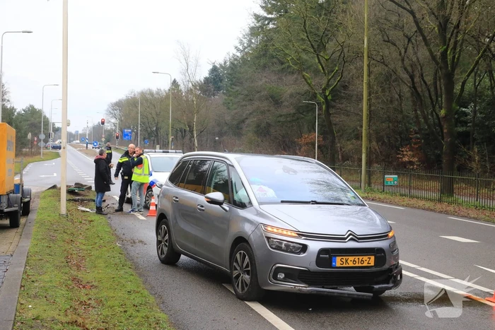 Auto gelanceerd na aanrijding met betonblok