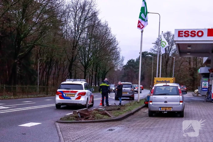 Auto gelanceerd na aanrijding met betonblok