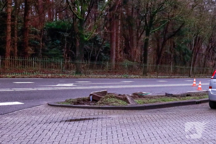 Auto gelanceerd na aanrijding met betonblok