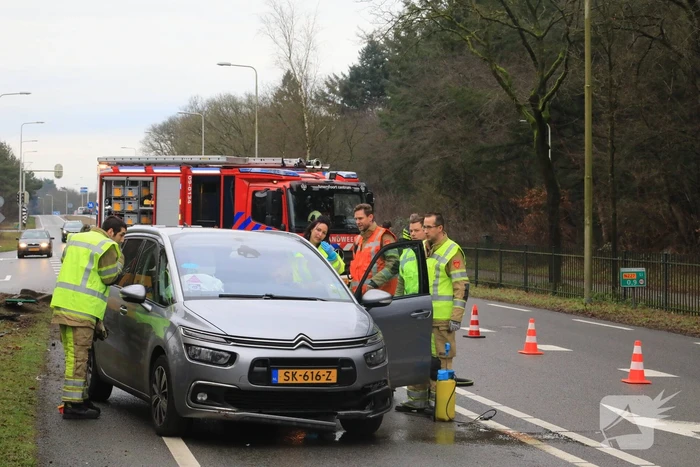 Auto gelanceerd na aanrijding met betonblok