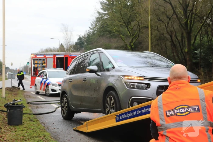 Auto gelanceerd na aanrijding met betonblok