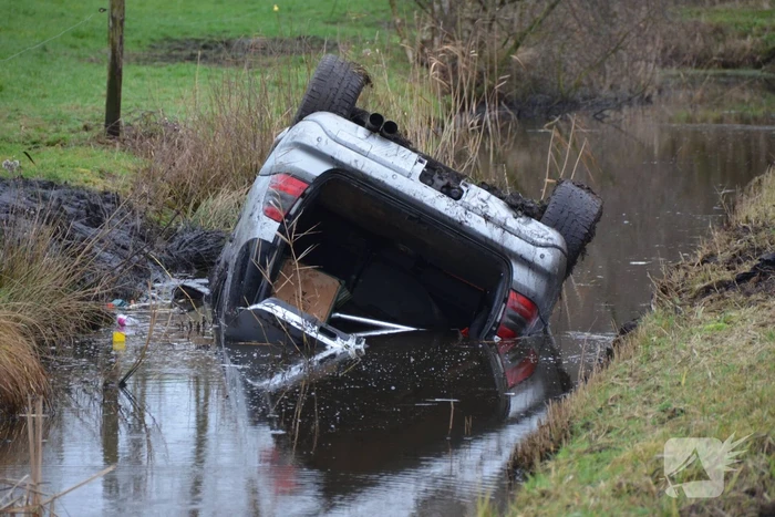 Auto belandt op de kop in een sloot na een uitwijkmanoeuvre