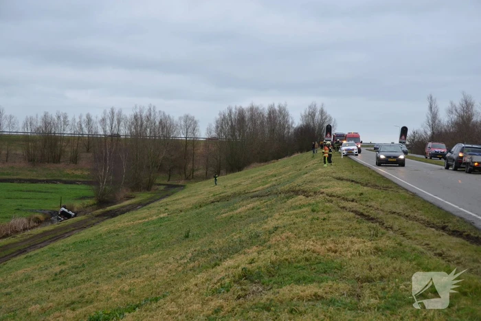 Auto belandt op de kop in een sloot na een uitwijkmanoeuvre