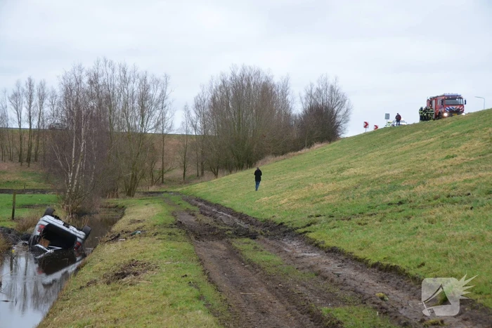 Auto belandt op de kop in een sloot na een uitwijkmanoeuvre