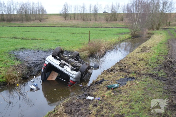 Auto belandt op de kop in een sloot na een uitwijkmanoeuvre