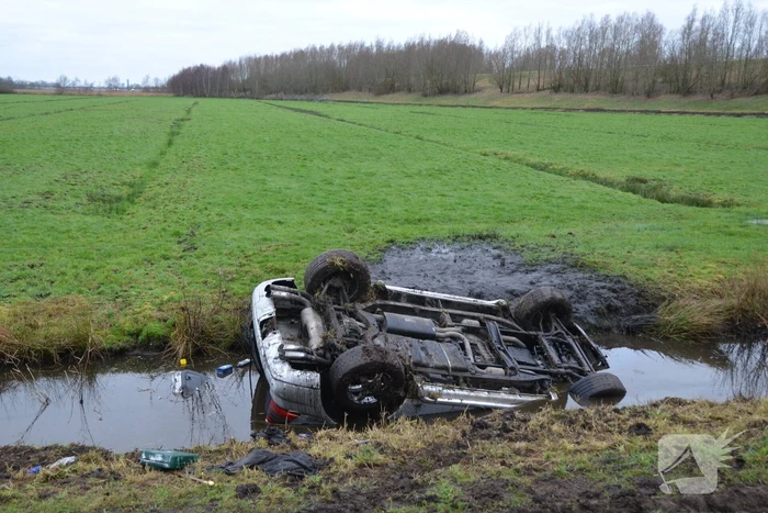 Auto belandt op de kop in een sloot na een uitwijkmanoeuvre