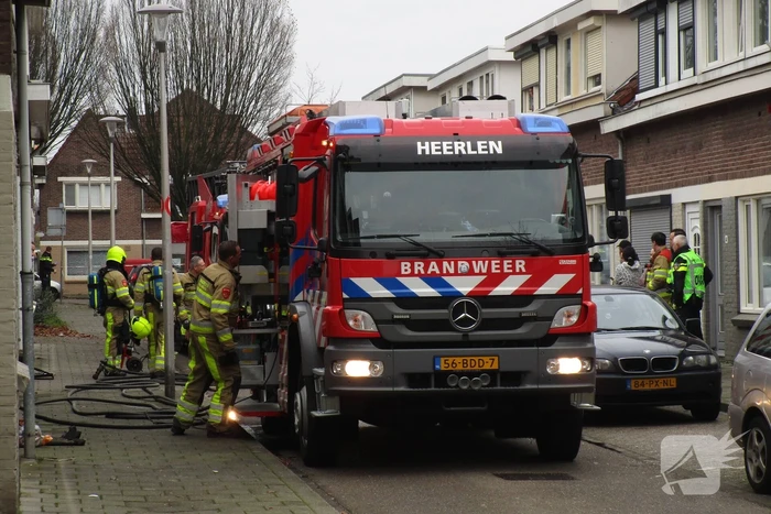 Brandweer blust brandende oven