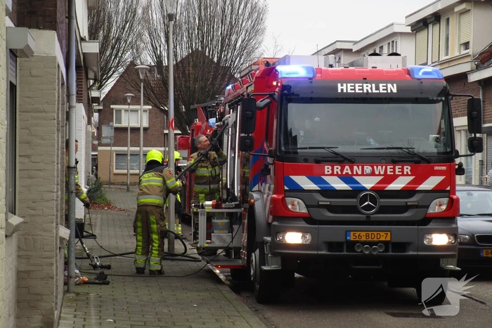 Brandweer blust brandende oven
