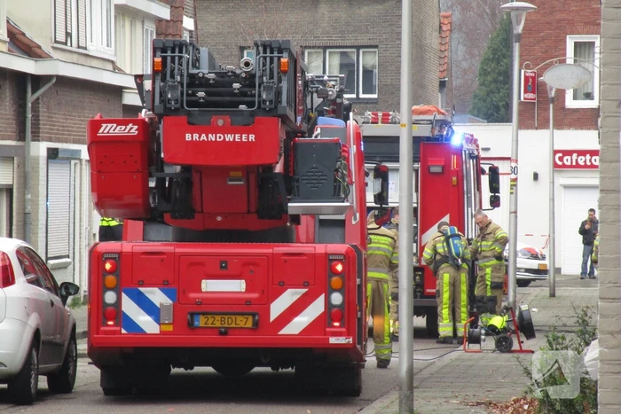 Brandweer blust brandende oven