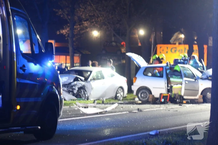 Frontale aanrijding met beknelling