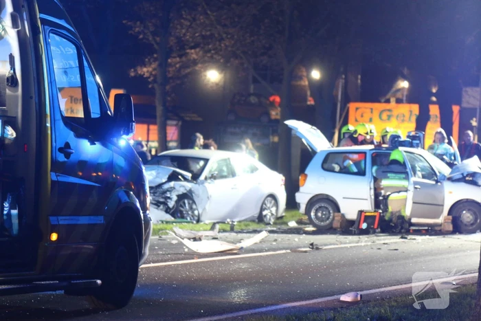 Frontale aanrijding met beknelling
