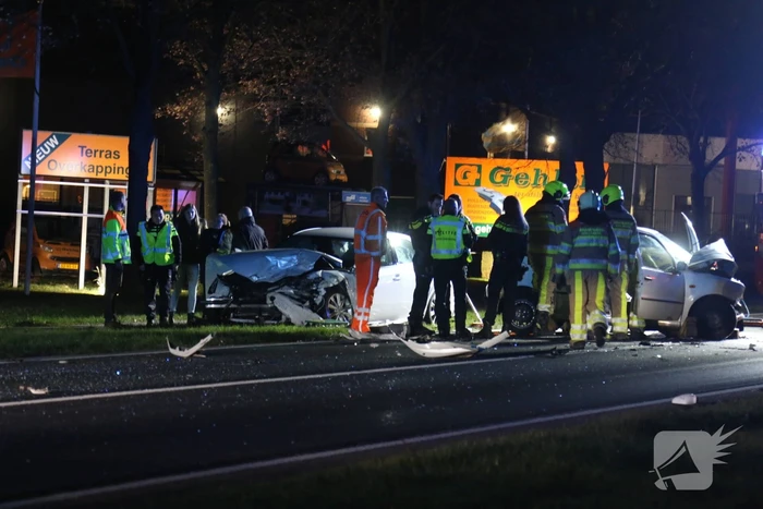 Frontale aanrijding met beknelling