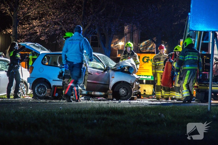 Frontale aanrijding met beknelling