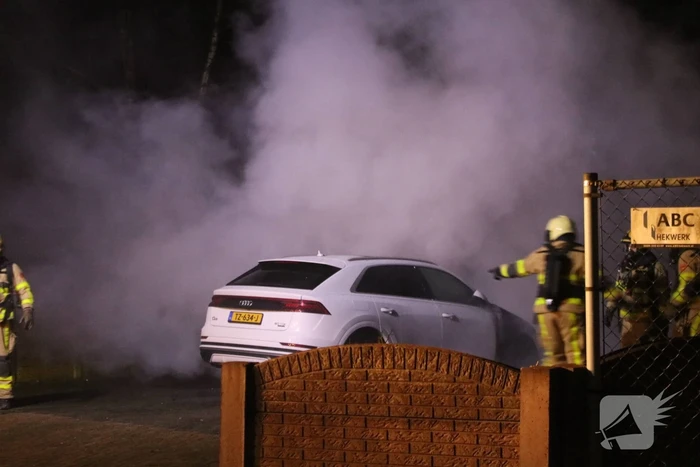 Peperdure Audi brandt uit op woonwagenpark