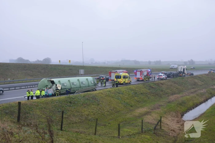 Vrachtwagen met bulkoplegger verliest silo