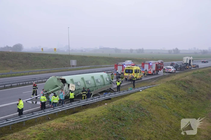 Vrachtwagen met bulkoplegger verliest silo