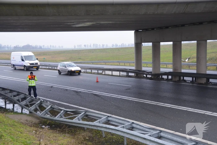 Vrachtwagen met bulkoplegger verliest silo
