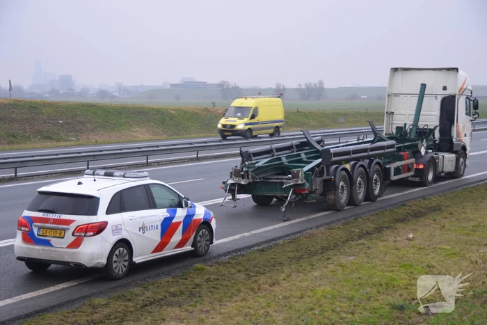 Vrachtwagen met bulkoplegger verliest silo