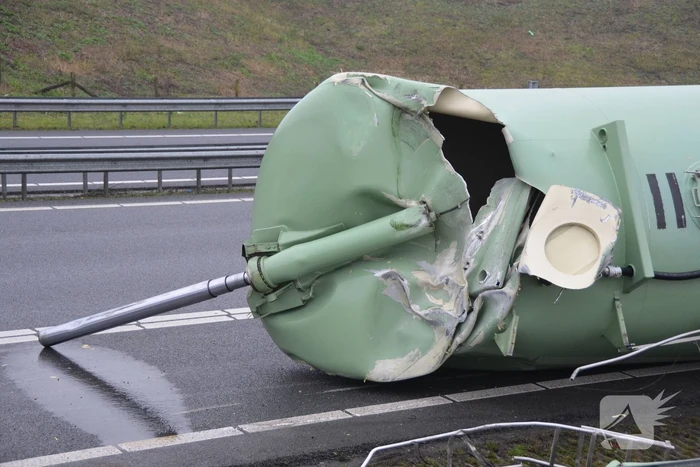 Vrachtwagen met bulkoplegger verliest silo