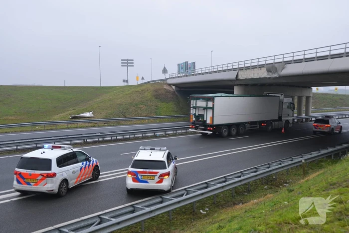 Vrachtwagen met bulkoplegger verliest silo