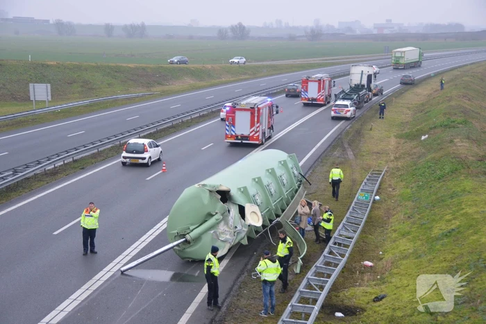 Vrachtwagen met bulkoplegger verliest silo