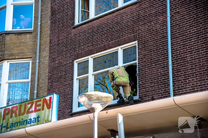 Kindje valt van twee hoog uit raam