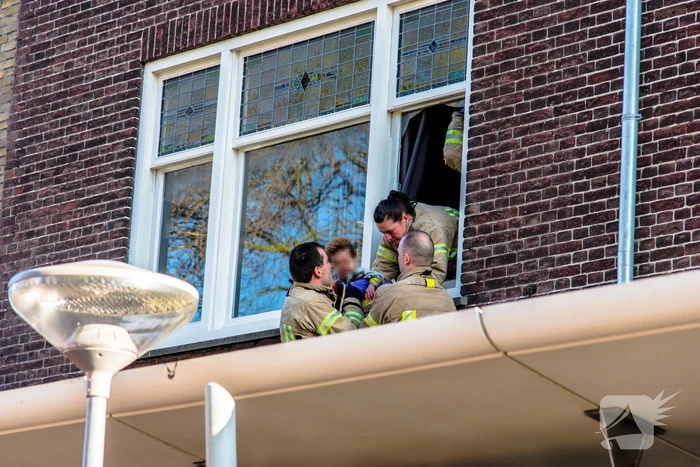 Kindje valt van twee hoog uit raam