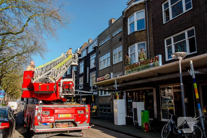 Kindje valt van twee hoog uit raam