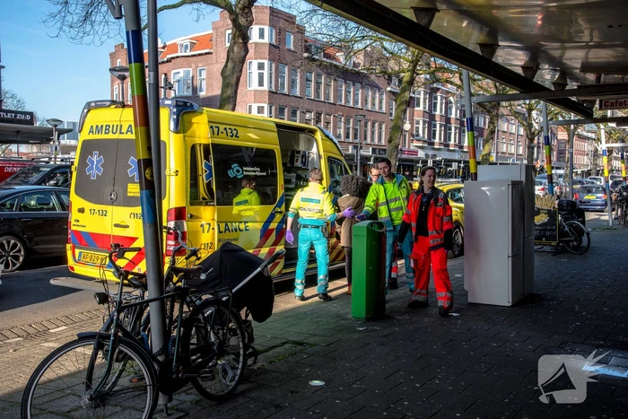 Kindje valt van twee hoog uit raam