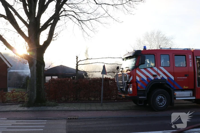 Auto en schuur gaan in vlammen op