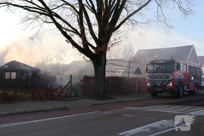 Auto en schuur gaan in vlammen op