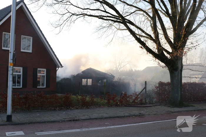 Auto en schuur gaan in vlammen op