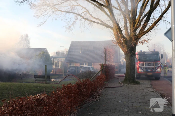 Auto en schuur gaan in vlammen op