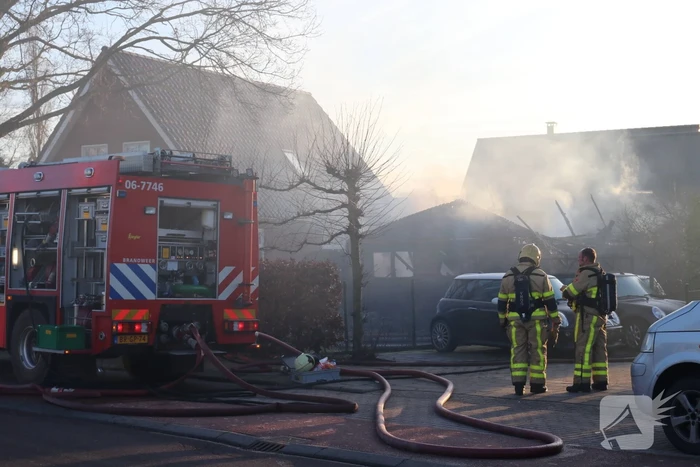 Auto en schuur gaan in vlammen op