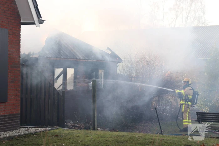 Auto en schuur gaan in vlammen op