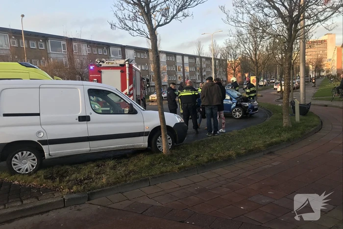45 km wagen botst frontaal op lantaarnpaal