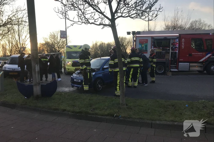 45 km wagen botst frontaal op lantaarnpaal