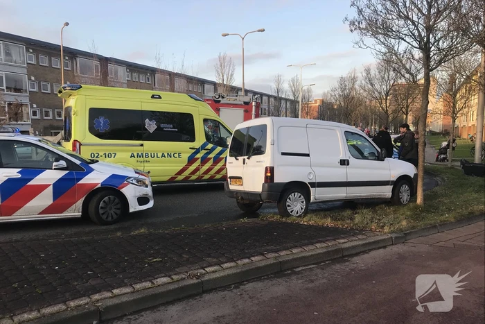 45 km wagen botst frontaal op lantaarnpaal