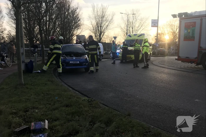 45 km wagen botst frontaal op lantaarnpaal