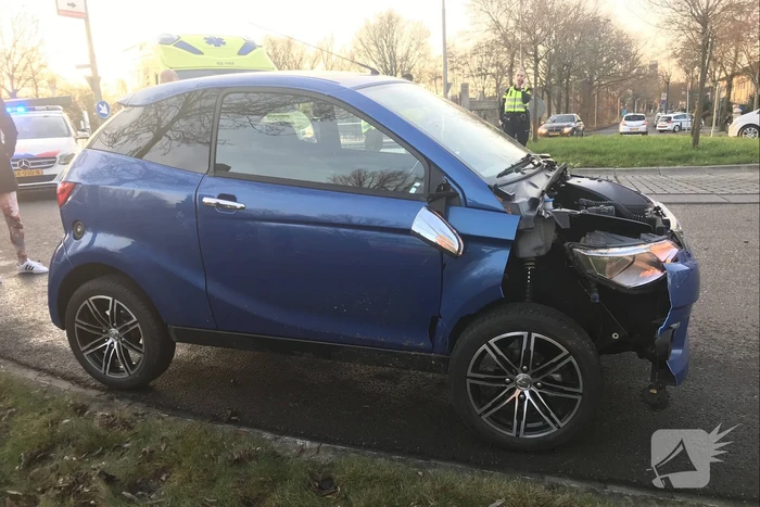 45 km wagen botst frontaal op lantaarnpaal