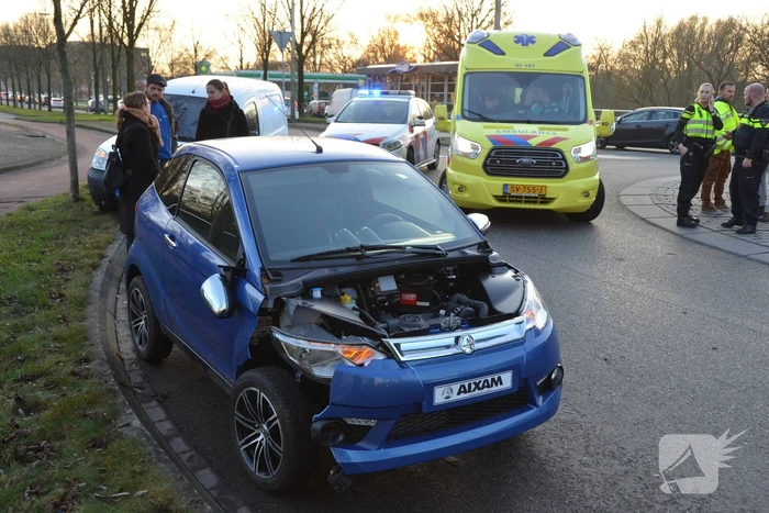 45 km wagen botst frontaal op lantaarnpaal