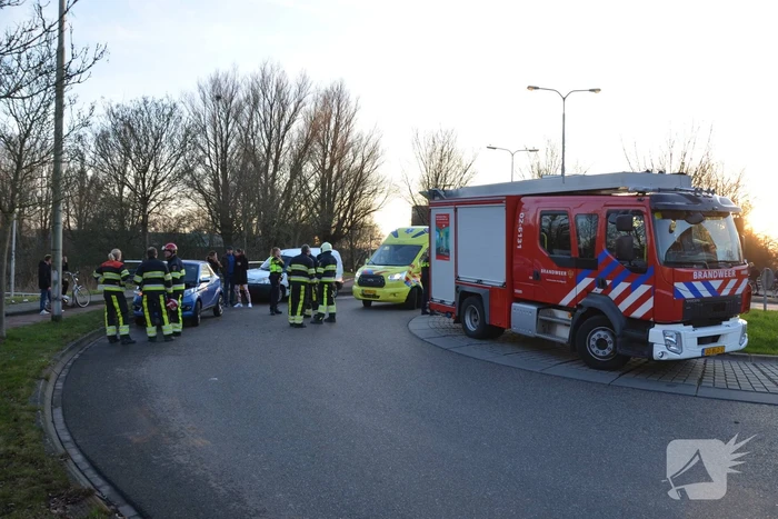 45 km wagen botst frontaal op lantaarnpaal