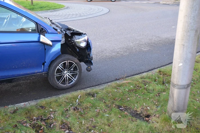 45 km wagen botst frontaal op lantaarnpaal