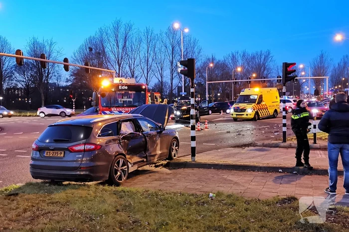 Veel schade na ongeval tussen twee auto's