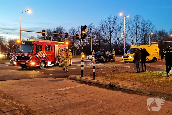 Veel schade na ongeval tussen twee auto's