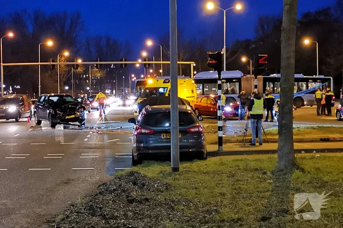 Veel schade na ongeval tussen twee auto's